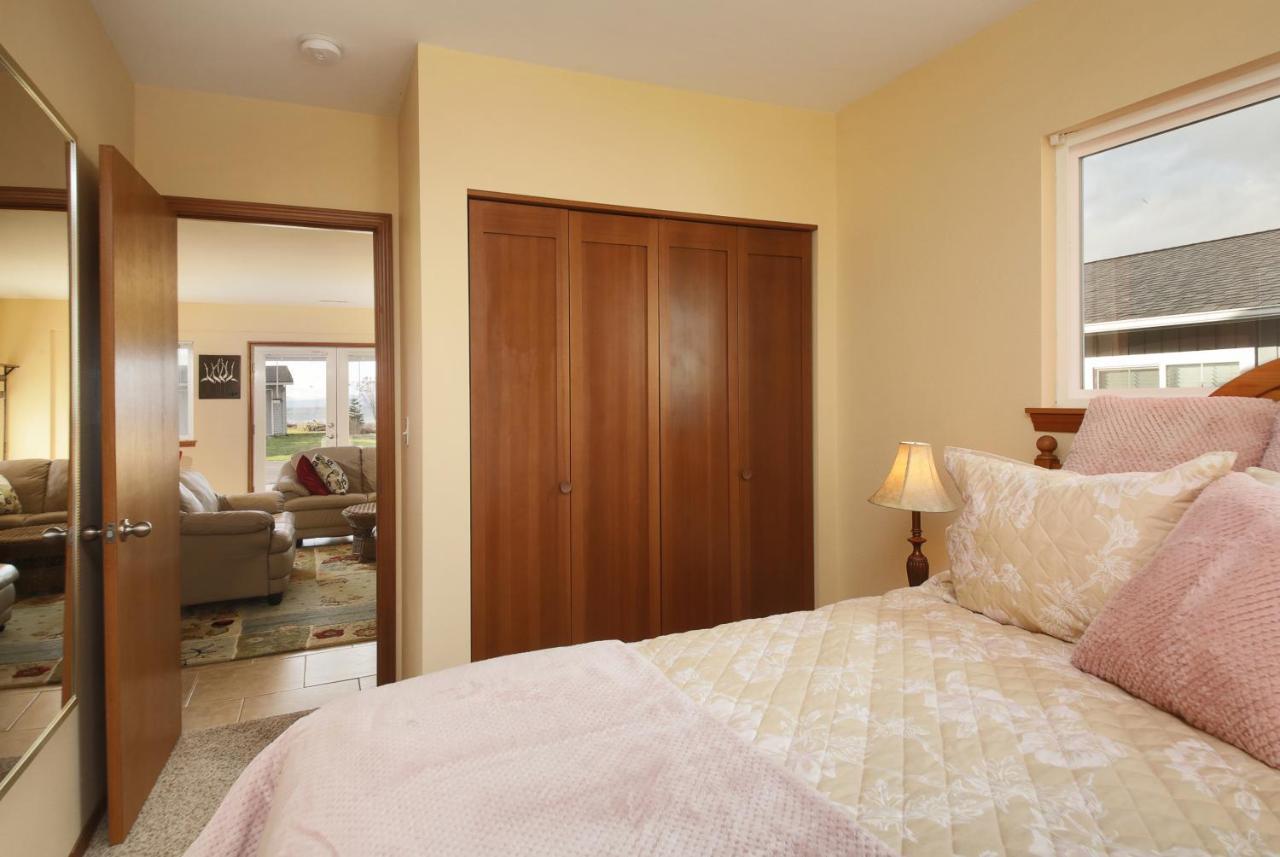 Maxwelton Beach Sunsets! Kayaks & Paddleboards! 1 Min Walk To The Water! Clinton Exterior photo